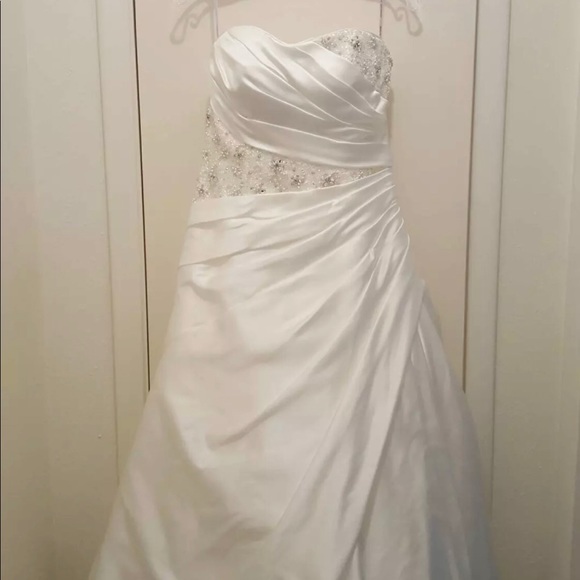 Maggie Sottero Wedding Gown! - Picture 1 of 5